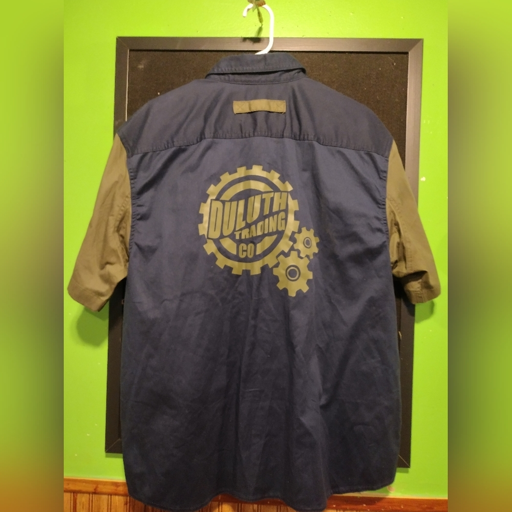 Men's Duluth Trading Back Logo Size L  Short Sleeve Button Up Shirt Heavyweight